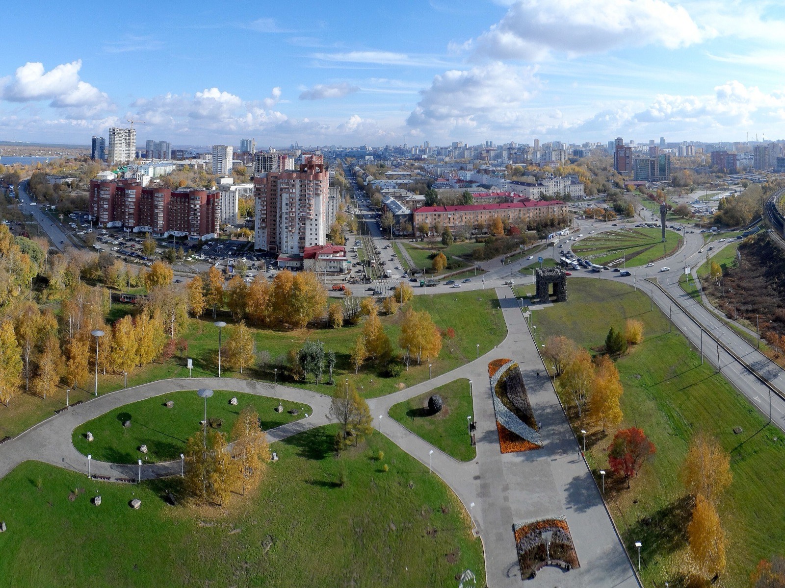 Пермь с высоты: парк, широкий проспект и городские кварталы осенью